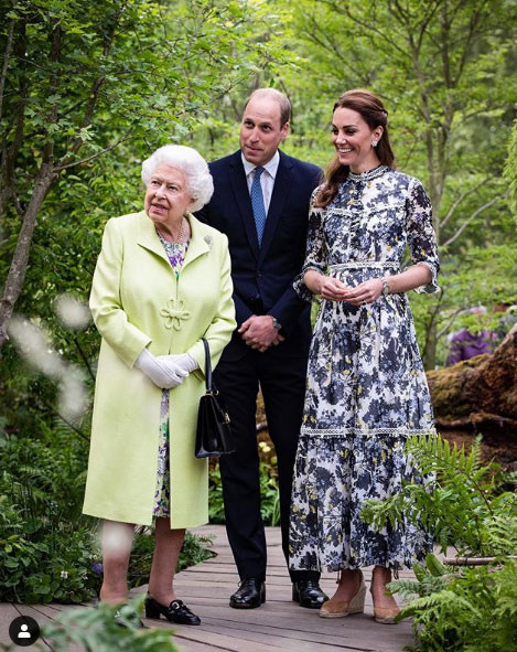 Nữ hoàng Anh Elizabeth II kỷ niệm sinh nhật 94 tuổi trong ngày 21/4 vừa qua. Nhân dịp này, hàng loạt những bức ảnh hiếm về bà đã được chia sẻ trên mạng xã hội. Và đây là một trong những bức ảnh hiếm chụp Nữ hoàng Elizabeth II với vợ chồng Hoàng tử William - cháu trai của bà.