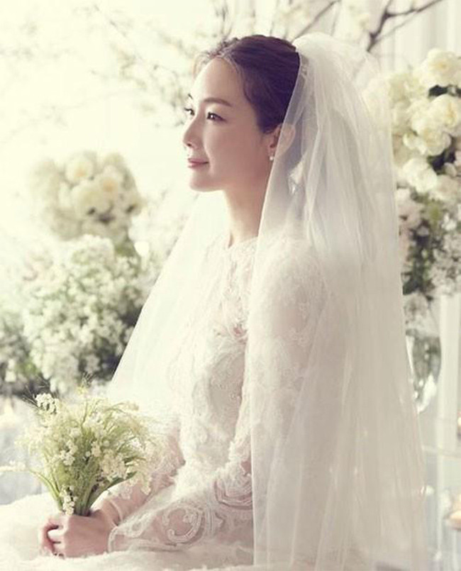 “Nữ hoàng nước mắt” kín tiếng đến nỗi mọi người chỉ được ngắm có 3 chiếc ảnh cưới của cô từ công ty quản lý.