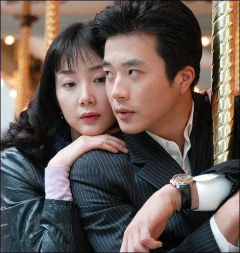 Là một người kín tiếng nên chuyện tình cảm, cuộc sống riêng tư của Choi Ji Woo không ai có thể khai thác được. Từng có tin đồn Choi Ji Woo hẹn hò bạn diễn Bae Yong Joon, Kwon Sang Woo, nhưng cả cô và các nam diễn viên đều im lặng không ý kiến.