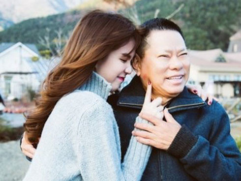 Sau khi chia tay, tỷ phú Hoàng Kiều bất ngờ khoe chuyện giường chiếu: "Tôi cũng nói luôn, tôi và Ngọc Trinh đêm 7 ngày 3, vào ra không kể!".