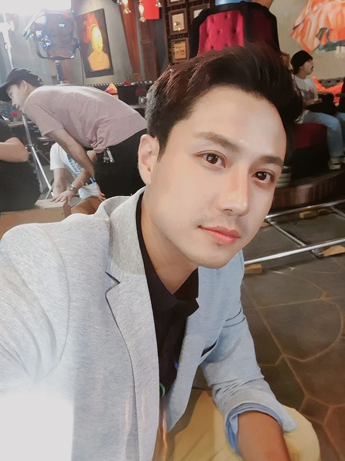 Những bộ vest là yếu tố tạo nên sự nam tính và lịch lãm cho luật sư Sơn trong "Tình yêu và tham vọng" và thầy giáo Duy trong "Đừng bắt em phải quên".