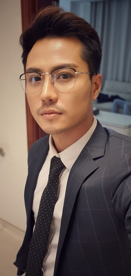 Thầy giáo Duy của "Đừng bắt em phải quên" được các fan dành lời khen có vẻ đẹp trai và lịch lãm như diễn viên Hàn Quốc.