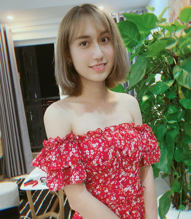 "Linh vốn là đàn ông nên khi chuyển sang làm đàn bà thì chắc chắn sẽ không được đẹp như các bạn gái khác. Linh tự nhận nét đẹp của mình vẫn nam tính, vì thế Linh mong các bạn làm ơn đừng nói Linh giống đàn ông hay không được nữ tính. Linh biết Linh không đẹp", Lynk Lee chia sẻ.