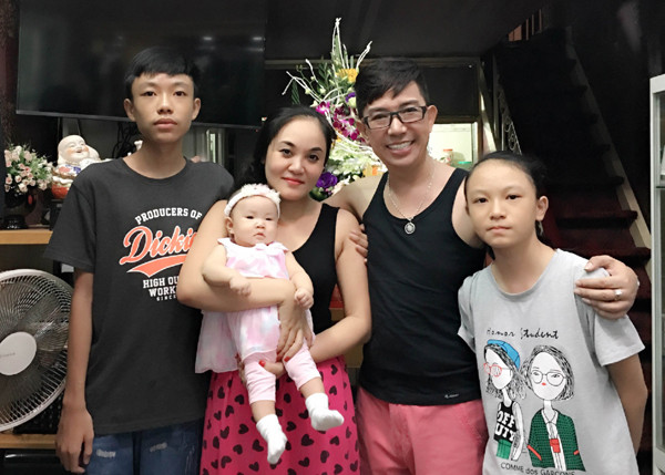 Vượt qua những ồn ào về giới tính, ca sĩ Long Nhật và vợ vẫn chứng minh cuộc sống hôn nhân bền vững trong hơn 20 năm qua. Cả hai đã có với nhau 4 người con: 3 gái, 1 trai.