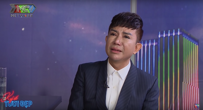 Bật khóc trong chương trình "Ký ức tươi đẹp" mới lên sóng, ca sĩ Long Nhật tâm sự những tin đồn anh đồng tính từng khiến hai vợ chồng đối mặt với nhiều áp lực, dị nghị. Thậm chí, bà xã Long Nhật từng bị tiếng chửa hoang, cưới anh làm bức bình phong, dẫn đến chị bị sốc suýt sảy thai đứa con thứ hai.