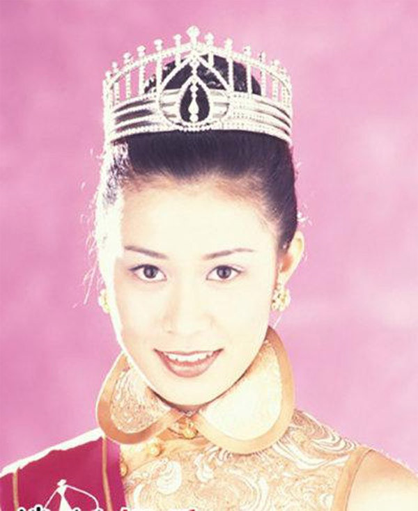 Bước chân vào làng giải trí Hong Kong bằng danh hiệu Á hậu 2 cuộc thi Hoa hậu Hong Kong 1997, không có kinh nghiệm diễn xuất nên sau khi tham gia bộ phim Long hổ tranh hùng Xa Thi Mạn bị gán mác “bình hoa di động”.