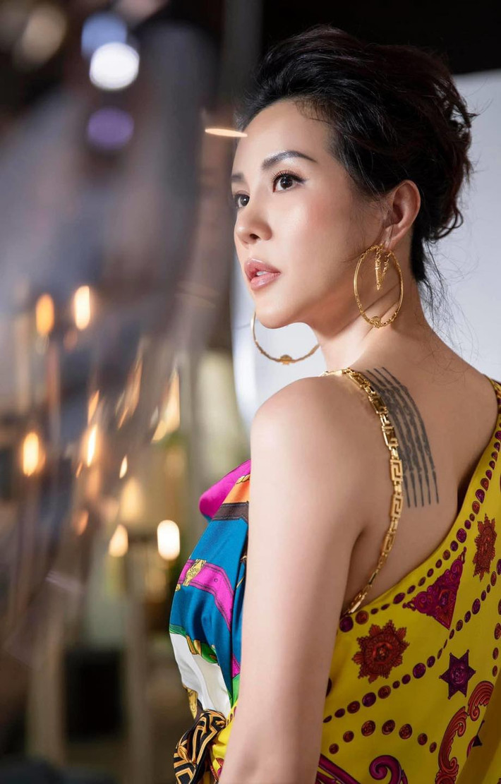 Hoa hậu Thu Hoài cũng gửi lời nhắn nhủ tới "tiểu tam" trong clip đánh ghen ở Lý Nam Đế: "Hạn chế post những câu triết lý sâu xa, bởi khi mix cùng cảnh bị người khác đánh ghen chúng lại trở nên cực kì hợp lý... Góp ý với các em tuesday một số ý kiến về trang phục và thời trang thôi, chứ ý định của tui là muốn giảm cơ hội dùng chân tay của các chị em phụ nữ. Hãy đánh ghen bằng đầu và kinh tế nhé đàn bà!".