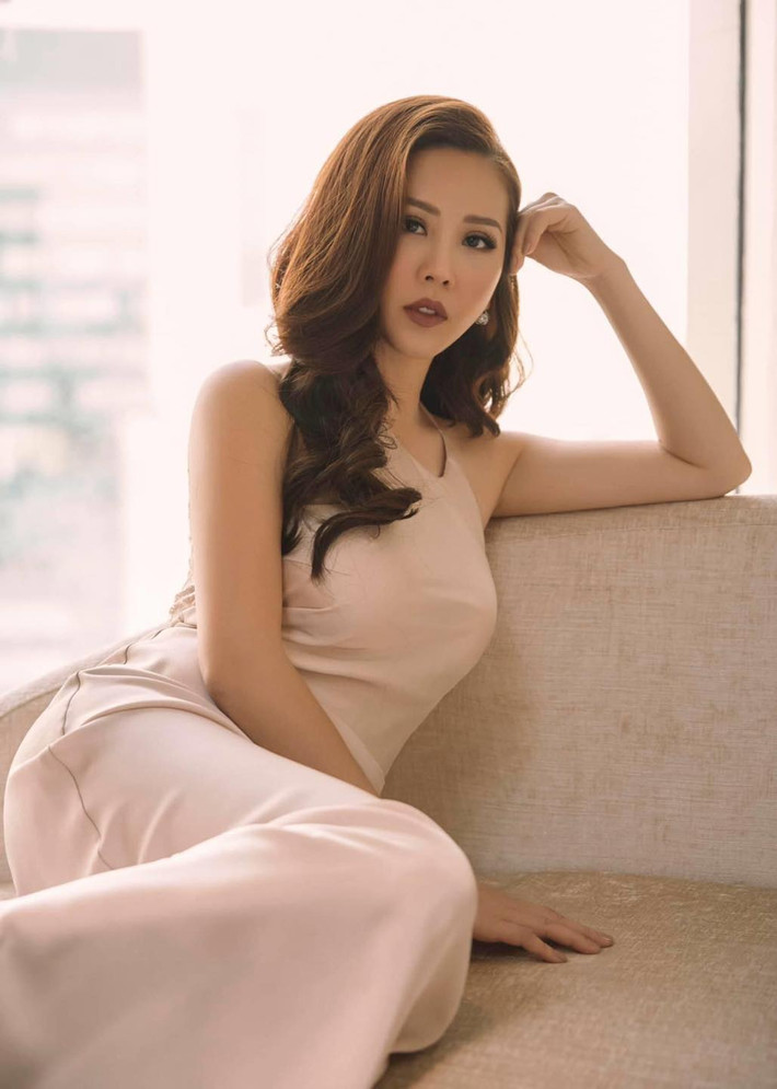 Theo Thu Hoài, là đàn bà, hãy sâu xa, ngay kể cả trong chuyện đánh ghen. Đừng đánh vào mặt, hãy đánh vào kinh tế. Đừng giành giật đàn ông, hãy giành tài sản. Đừng để mình bị cơn ghen dẫn dắt, mà hãy dắt cơn ghen sang phía kẻ phụ bạc mình!