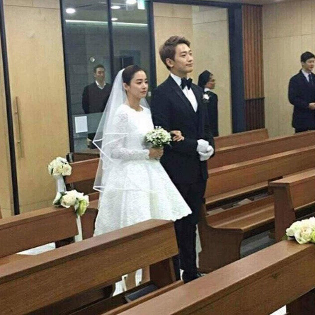 Năm 2017, hai ngôi sao xứ Hàn tổ chức đám cưới rất giản dị tại một nhà thờ ở Seoul, Hàn Quốc.