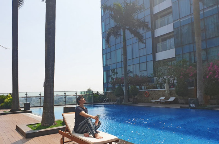 Trợ lý của Nathan Lee chia sẻ, nam ca sĩ bị thiệt hại hơn 100 tỷ đồng vì dịch COVID-19 do phải đóng cửa chuỗi cơ sở kinh doanh ở Việt Nam và một số nước trên thế giới. (Ảnh: FBNV)