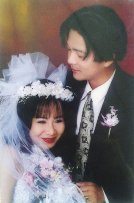 Sau nhiều năm bị nghi ngờ giới tính, năm 2013, nam ca sĩ Vũ Hà quyết định công khai người vợ hơn mình 8 tuổi, tên Huyền Vân.