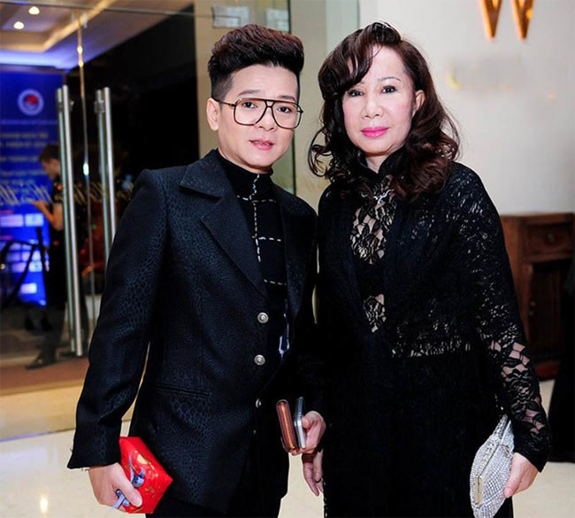 Vũ Hà cho biết, anh gặp Huyền Vân trong một chương trình ca nhạc tổ chức tại Vũng Tàu. Khi đó, vợ anh đã là một ca sĩ có chút tên tuổi tại Đà Nẵng, còn Vũ Hà mới tập tành đi hát, công việc chính là thợ cắt tóc.