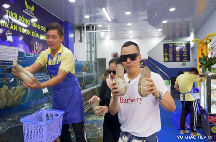 Anh chọn 8 con ốc vòi voi xuất xứ từ Canada, 2 con ốc hoàng hậu giá 550 ngàn /kg.