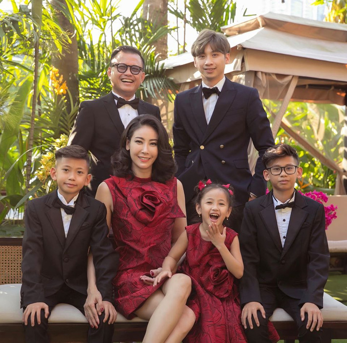 Gia đình hạnh phúc viên mãn của người đẹp 44 tuổi. Cậu cả - con riêng của ông xã Hà Kiều Anh với người vợ đầu cũng rất thân thiết với mẹ hai.