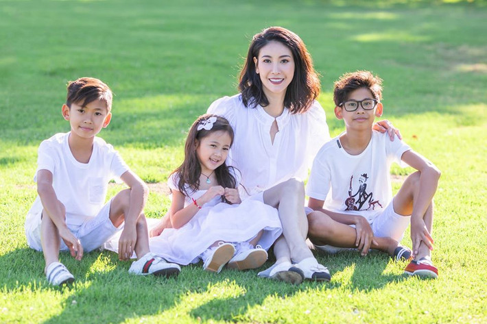 Dù đã là "bà mẹ 3 con" nhưng Hoa hậu Hà Kiều Anh vẫn giữ được nhan sắc tươi trẻ và vóc dáng thon thả, cân đối.
