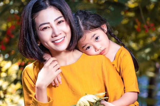 Tuy nhiên, nữ diễn viên 35 tuổi luôn nhủ lòng phải cố gắng chữa trị để sớm được ra viện về nhà với con: "Con là động lực mạnh mẽ nhất để mẹ có thể vượt qua mọi thứ và quay về để được ôm con ngủ thế này. Hạnh phúc lắm".