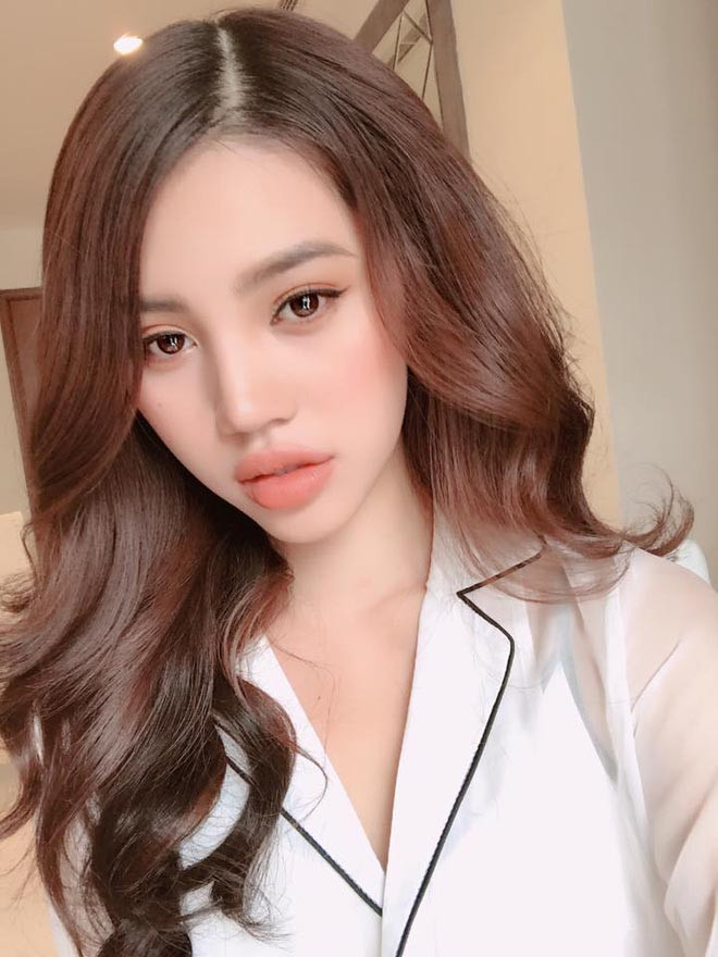 Nhan sắc thăng hạng vài năm trở lại đây khiến Jolie Nguyễn từng vướng nghi vấn phẫu thuật thẩm mỹ. Cô cũng thừa nhận từng "dao kéo" mũi do mũi không cao, sống mũi gãy và hai cánh mũi hơi bè.