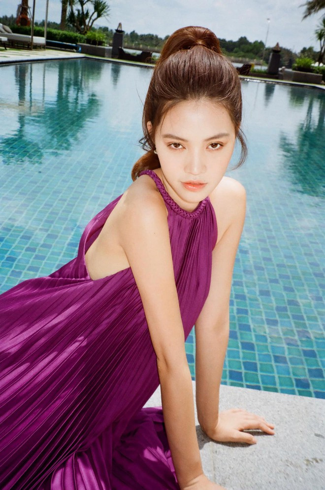 Jolie Nguyễn gây dựng hình tượng ngày một gợi cảm và sang chảnh.