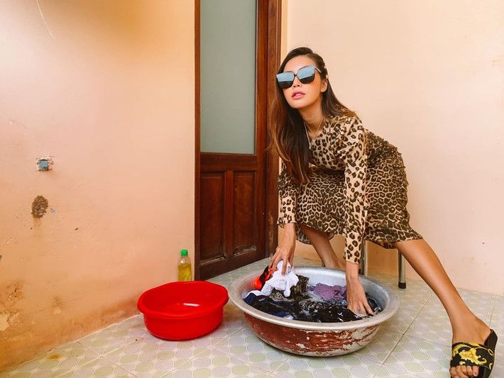 Minh Tú giặt đồ thần thái bất chấp hoàn cảnh.