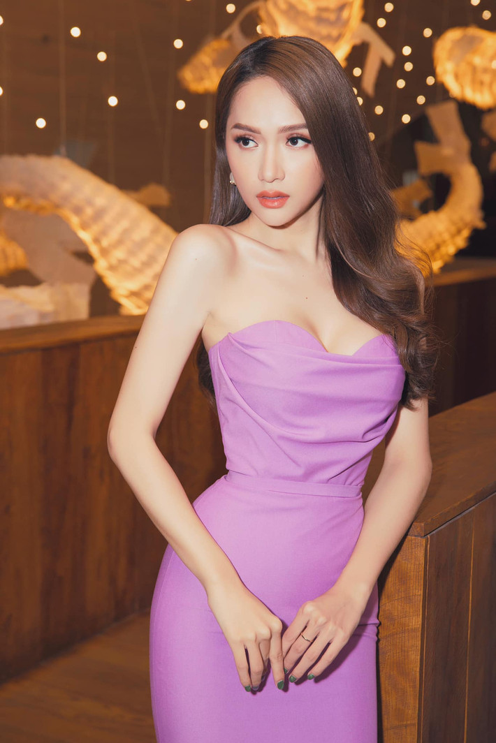 Hương Giang nổi bật trong bộ đầm phom dáng cúp ngực, khoe khéo vòng một khi tham dự sự kiện. Ảnh: FBNV, Instagram nhân vật.