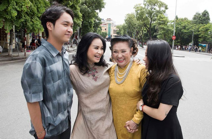 Một thời gian dài sau đó, mọi người thấy Thanh Lam chỉ lẻ bóng một mình, cô vùi đầu vào công việc, vui vầy bên con cái và gia đình mà không cần một người đàn ông nào bên cạnh.