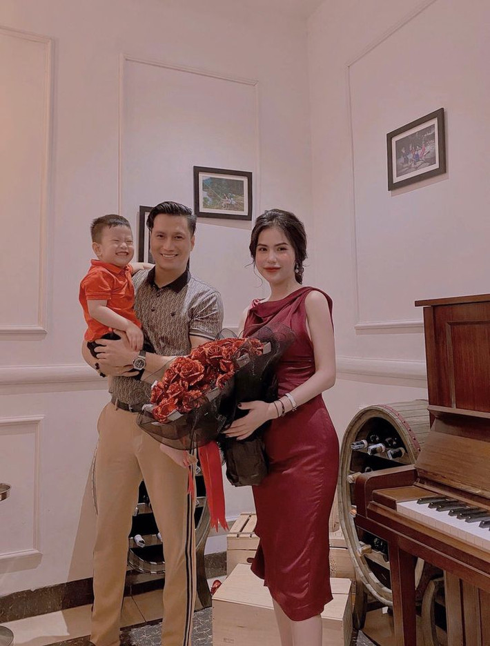 Mới đây, diễn viên Việt Anh bất ngờ đăng loạt ảnh kỷ niệm 1 năm rưỡi ly hôn giữa anh và vợ cũ Hương Trần. Con trai Đậu Đậu cũng có mặt trong buổi tiệc của hai người.