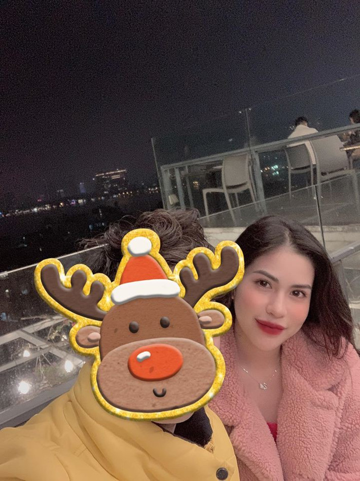Cuối năm 2019, vợ cũ Việt Anh vướng nghi vấn có người mới sau ly hôn khi đăng ảnh bên trai lạ giấu mặt. Hương Trần cũng úp mở: "Tuần lộc này chỉ minh hoạ thôi".