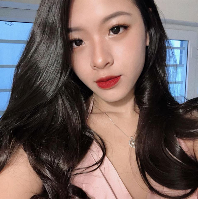 Hồng Khanh bây giờ đã ra dáng thiếu nữ xinh đẹp, biết cách ăn mặc trang điểm chứ không còn là cô nhóc bụ bẫm đi thi The Voice Kids ngày nào.