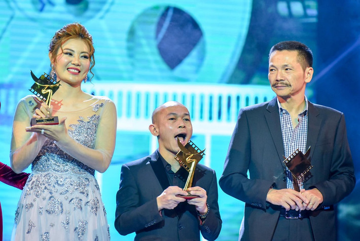 Với sự thể hiện quá xuất sắc vai bố Sơn trong "Về nhà đi con", nghệ sĩ Trung Anh còn giành chiến thắng thuyết phục ở hạng mục "Diễn viên nam ấn tượng" của VTV Awards 2019.