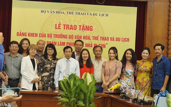 Không chỉ thu hút lượng người xem trực tuyến "cực khủng", bộ phim về chủ đề gia đình này còn liên tiếp đem về tin vui khi 12 cá nhân và 2 tập thể của đoàn phim đã vinh dự được Bộ trưởng Văn hóa, Thể thao và Du lịch (VHTT&DL) tặng bằng khen. Ảnh: P.V/Danviet.