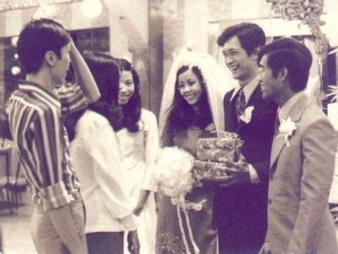 Nghệ sĩ Chánh Tín và vợ chính thức nên duyên vợ chồng vào năm 1974 và sau đó có với nhau hai người con.