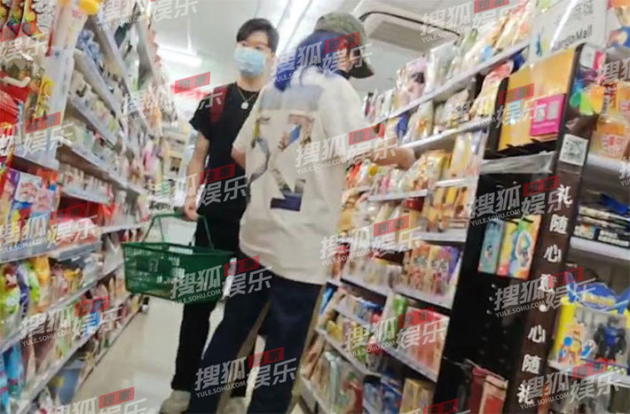 Sáng 27/9, trang Sohu của Trung Quốc đã tung loạt ảnh mà paparazi chụp được cảnh Triệu Vy đi mua đồ với một anh chàng lạ mặt ở siêu thị.