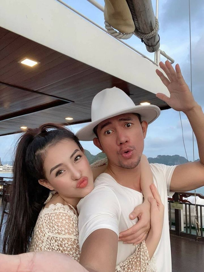 Sao Việt kể chuyện phòng the dù không còn là chủ đề mới nhưng vẫn khiến không ít người bị "ném đá" vì quá bạo miệng. Trong livestream mới đây với Lương Bằng Quang, Ngân 98 gây choáng khi công khai tần suất chăn gối của cả hai: "Ngân với chú Quang một tuần 5 - 6 ngày luôn. Mỗi ngày là từ 3 - 4 lần".