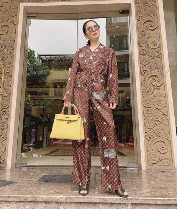 Nữ ca sĩ từng gây choáng khi mặc bộ pyjama của Louis Vuitton dạo phố, tay xách túi Hermes Birkin thời thượng. Xem video "Minh Hằng chia sẻ về phong cách thời trang". Nguồn VTC1:
