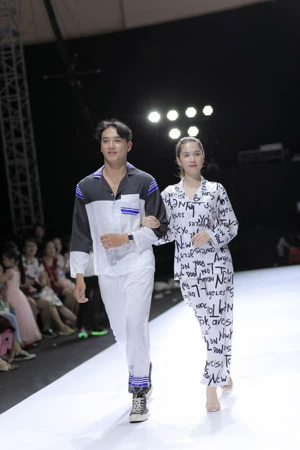 Ngọc Trinh diện pyjama trên sàn catwalk vẫn tỏa sáng.