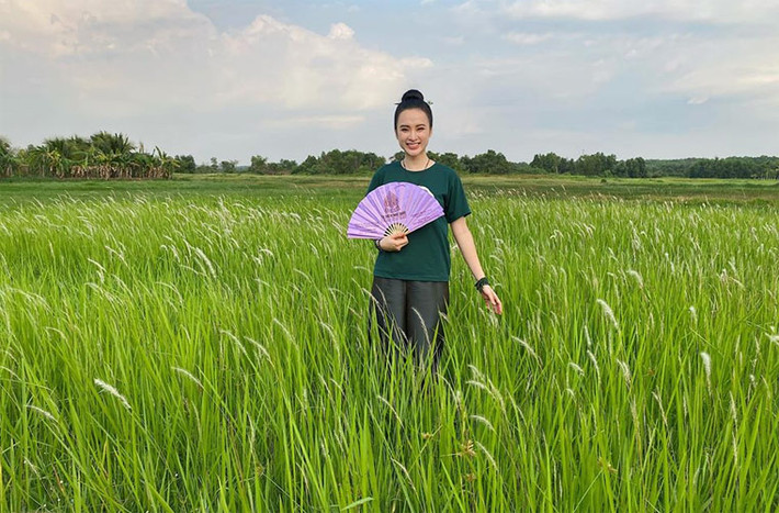 Fan hâm mộ và cả những người không ưa Angela Phương Trình cũng không ngờ công chúa thị phi có ngày thay đổi quan điểm sống 180 độ.