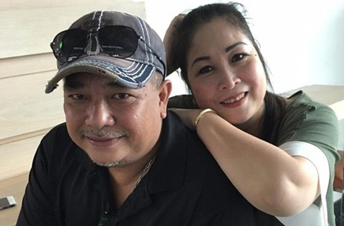 Lê Tuấn Anh không chỉ yêu thương vợ con mà anh còn âm thầm giúp đỡ vợ về mặt tài chính khi các sân khấu kịch của Hồng Vân thua lỗ.