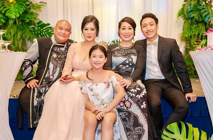 Chưa hết, trong mắt con trai Khôi Nguyên, Lê Tuấn Anh là một người bố thật tuyệt vời: "Tôi học được từ ba rất nhiều thứ, từ sự rắn rỏi đến cách giao tiếp, đối đãi với mọi người. Ở ba luôn toát ra vẻ phong trần, bình dị. Ba có thể trò chuyện với bất kì ai, từ những người bán vé số dọc đường đến những người quyền cao chức trọng. Có lẽ vì vậy mà ba được nhiều người quý, nể phục. Điều quan trọng nhất mà tôi có thể học được từ ba chính là lối sống hòa đồng, giản dị đó”.