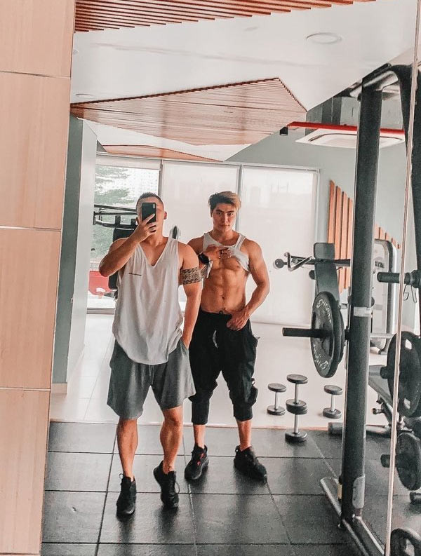 Vũ Khắc Tiệp cũng rất hay khoe hình anh chụp ở phòng gym như ngầm ý rằng body của anh không hề phải nhờ tới photoshop.