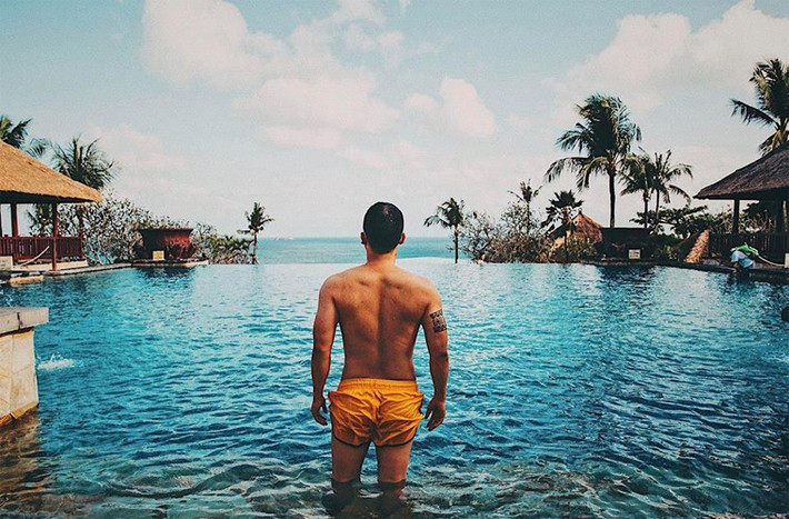 Mặc dù không phải thường xuyên khoe cơ thể, nhưng cứ mỗi lần sống ảo lộ ra body 6 múi là y như rằng Vũ Khắc Tiệp gây bão.