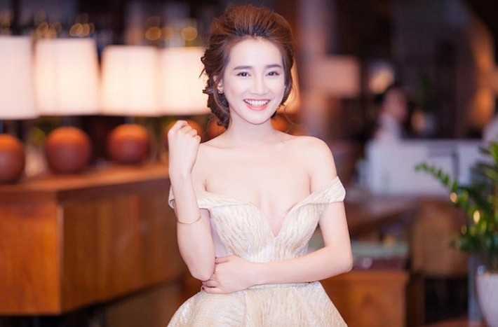 Chiếc váy cup ngực trễ nải phản chủ khiến Nhã Phương bị lộ miếng dán ngực.