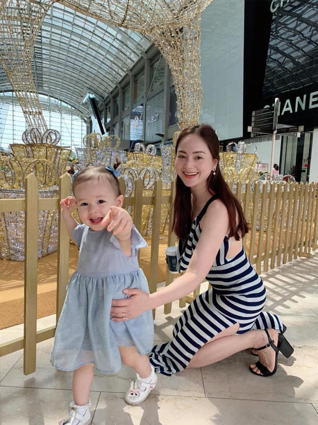 Thậm chí, khi đang mang bầu con gái, Lan Phương vẫn còn phải lo nghĩ về vấn đề kinh tế. May mắn là sau khi sinh con xong, cô có thêm nhiều dự án phim và các hợp đồng quảng cáo nên cảm thấy an tâm hơn.
