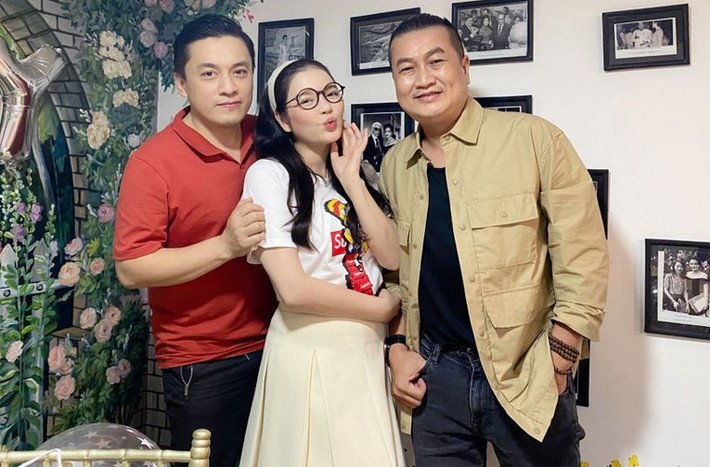 Lý Nhã Kỳ ăn mặc giản dị với chân váy xếp ly, áo thun, tổ chức sinh nhật cho nam ca sĩ Nguyễn Hưng tại nhà riêng.
