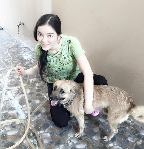 Khác hẳn với vẻ sang chảnh, mặc toàn đồ hiệu đắt tiền, Lý Nhã Kỳ ở nhà giản dị không ngờ. Xem video "Đã mắt triển lãm kim cương của Lý Nhã Kỳ". Nguồn VTC1: