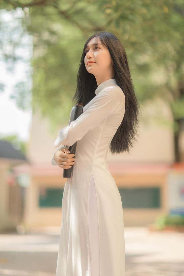 Lynk Lee được khen ngợi nữ tính hơn là nhờ cô mới tăng thêm 5kg. “Về nhà mẹ chăm lên được 5kg rồi, mặt phị ra người ta cứ tưởng Linh tiêm filler quá đà”, Lynk Lee chia sẻ.