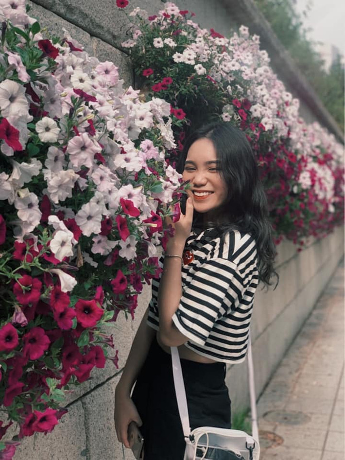 Con gái Trịnh Kim Chi được thừa hưởng nhiều nét đẹp từ mẹ, từ gương mặt thanh tú và nụ cười rạng rỡ tới chiều cao nổi bật.