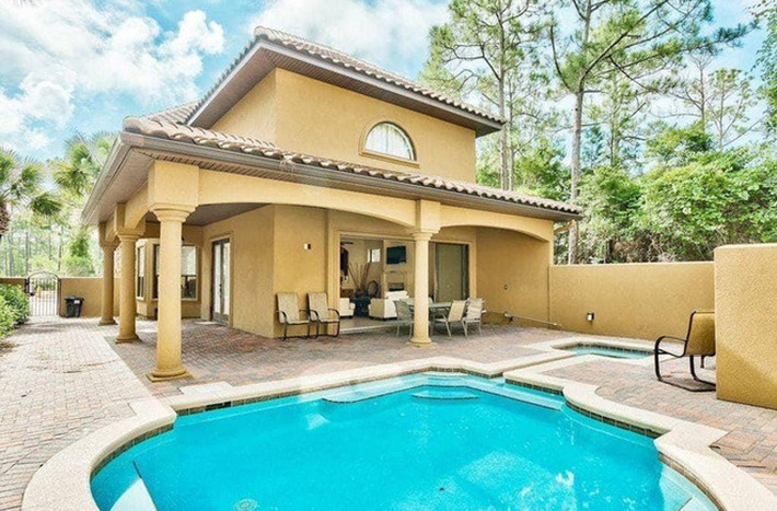Căn nhà ở Florida có 6 phòng ngủ, 6 phòng tắm, sân vườn, bể bơi và là món quà Thomas tặng vợ nhân dịp sinh nhật lần thứ 41. Căn biệt thự mới ở gần biển là nơi để gia đình Hồng Ngọc nghỉ dưỡng mỗi dịp rảnh rỗi.