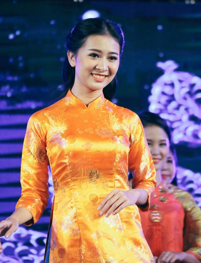 Ý Nhi hiện là sinh viên năm 3, khoa Quốc tế học, ĐH Ngoại ngữ (ĐH Huế). Trước khi tham gia Hoa khôi sinh viên ĐH Huế, Ý Nhi từng là quán quân của cuộc thi Nét đẹp học đường, Hoa khôi trường THPT Hai Bà Trưng (Huế)...