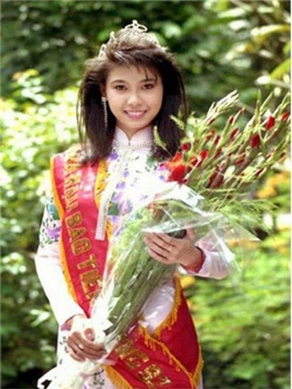 Hà Kiều Anh sinh năm 1976 tại Hà Nội. Chị đăng quang Hoa hậu Việt Nam 1992 ở tuổi 16 và trở thành hoa hậu trẻ tuổi nhất trong lịch sử cuộc thi nhan sắc này.