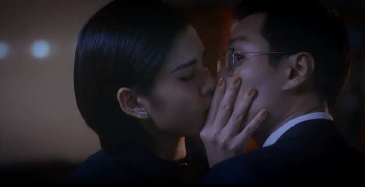 Những tập cuối của “ Tình yêu và tham vọng“ thu hút sự chú ý với sự xuất hiện của cô gái xinh đẹp tên Kathy cùng màn cưỡng hôn táo bạo nhân vật Sơn (Thanh Sơn thủ vai). Đau đớn thay, cô nàng bị chê "thiếu kinh nghiệm mới hôn như gặm" khi khiến môi Sơn chảy máu.